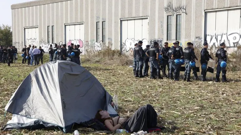 La Polizia è intervenuta al rave di Modena - Foto Ansa © www.giornaledibrescia.it