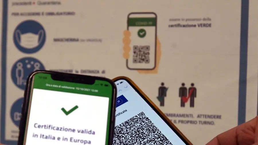 Il controllo di un Green pass - © www.giornaledibrescia.it