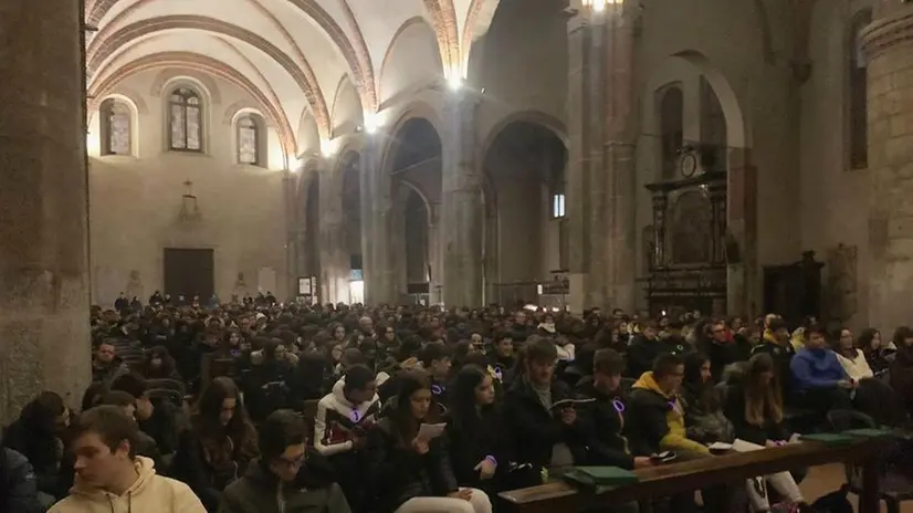 I ragazzi raccolti durante la veglia dopo il «viaggio» attraverso le vie di Milano - Foto Diocesi