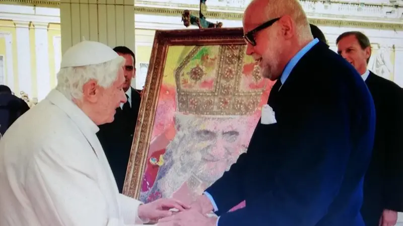 L'artista bresciano Renato Missaglia consegna a Benedetto XVI un quadro che lo ritrae