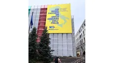 Il pannello che ricoprirà il Palazzo di Piazza Vittoria in centro - © www.giornaledibrescia.it