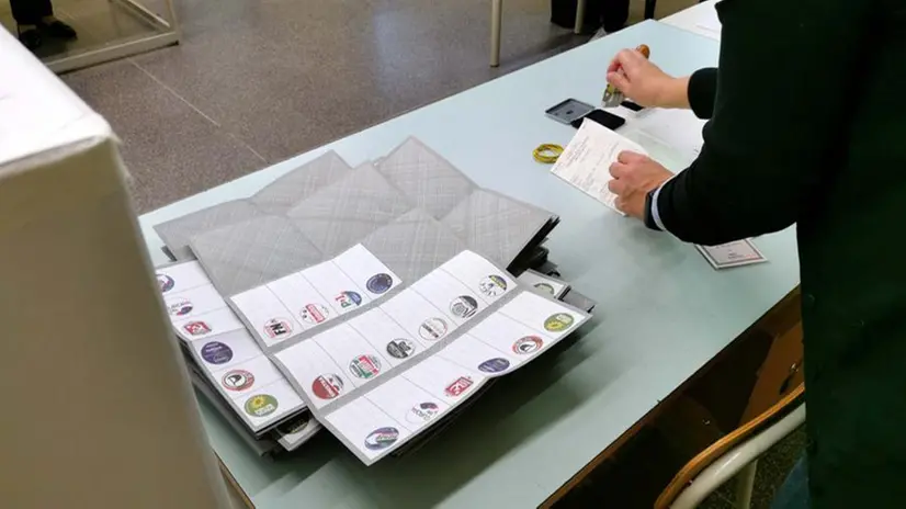 Le schede elettorali in un seggio (foto di repertorio) -  © www.giornaledibrescia.it