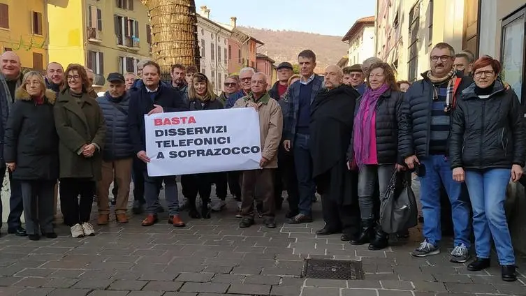 Una protesta contro i disservizi - © www.giornaledibrescia.it