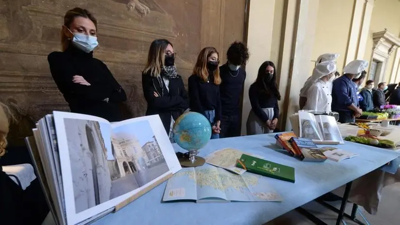 Una foto dell'edizione passata di «Mo.ca Orienta» - Foto Marco Ortogni/Neg © www.giornaledibrescia.it