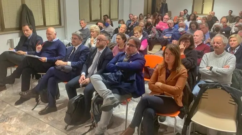 La platea votante con i delegati della segreteria provinciale e gli assessori .- Foto © www.giornaledibrescia.it