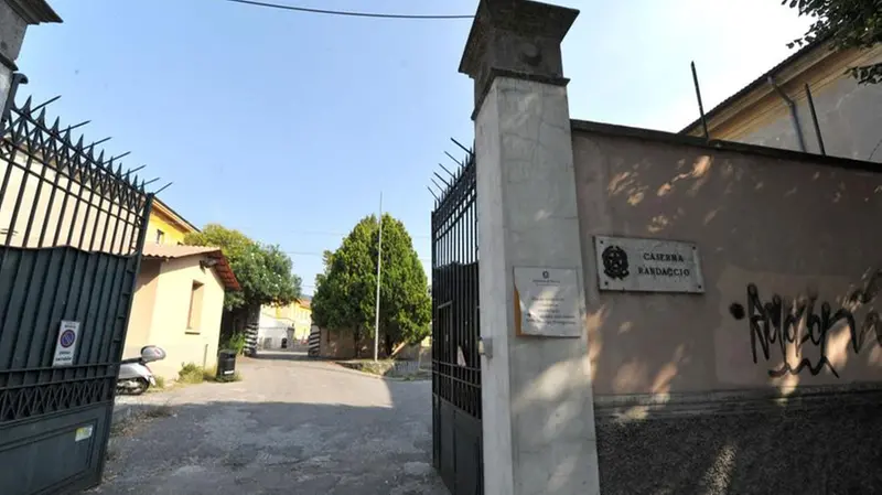 L'ingresso della caserma Randaccio in via Tartaglia - Foto Gabriele Strada Neg © www.giornaledibrescia.it