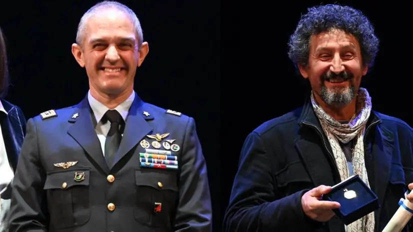Il colonnello Giacomo Lacaita, comandante del 6° Stormo, e don Fabio Corazzina al Premio Bulloni 2022 - Foto Gabriele Strada /Neg © www.giornaledibrescia.it