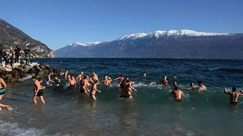 Il bagno nel lago il 1 gennaio - © www.giornaledibrescia.it