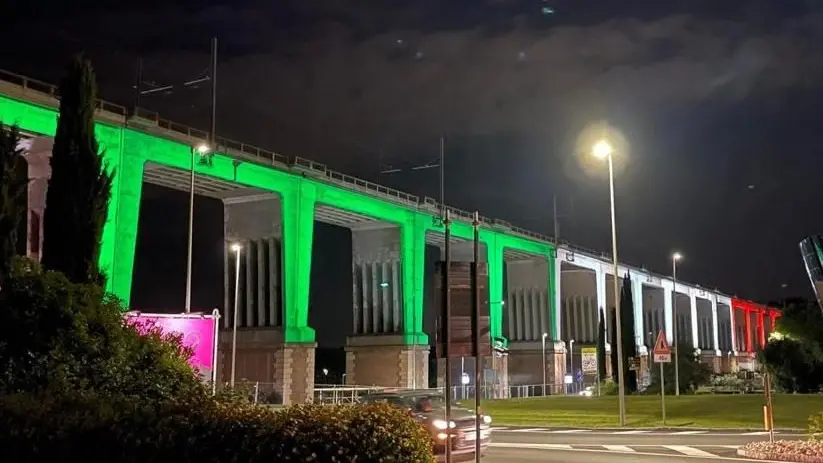 La suggestiva illuminazione del grande viadotto ferroviario a Desenzano - © www.giornaledibrescia.it