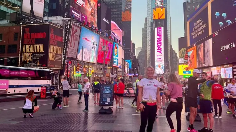 Monica Corradi, runner bresciana si allena a Times Square a poche ore dalla Maratona di New York - © www.giornaledibrescia.it