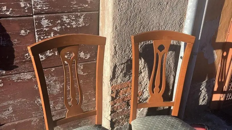 Due sedie recuperate da Stooping Brescia - Foto da Instagram