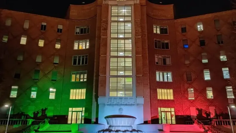L’Ospedale Civile di Brescia illuminato con il tricolore durante il lockdown - © www.giornaledibrescia.it