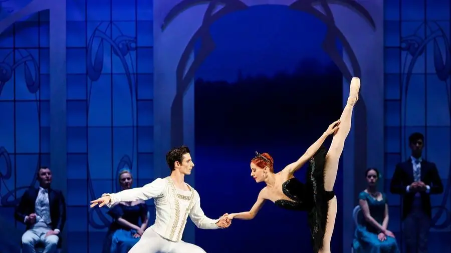 Corpo di ballo internazionale: una scena de «Il Lago dei Cigni» proposto dall’Opera Nazionale Rumena - © www.giornaledibrescia.it