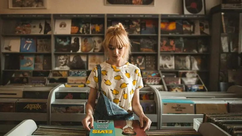Una ragazza in un negozio di dischi