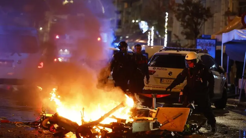 Auto ribaltate e date alle fiamme nelle strade di Bruxelles - Foto Ansa © www.giornaledibrescia.it