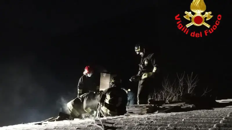 Vigili del fuoco in azione su un tetto (foto d'archivio)