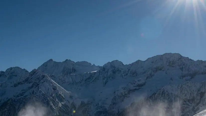 La preparazione delle piste al Tonale