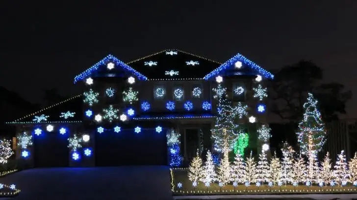 Una casa illuminata per Natale - © www.giornaledibrescia.it