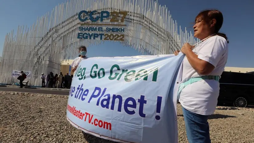 Attivisti con gli striscioni fuori dall'ingresso della Cop27 a Sharm el-Sheik - Foto Epa © www.giornaledibrescia.it