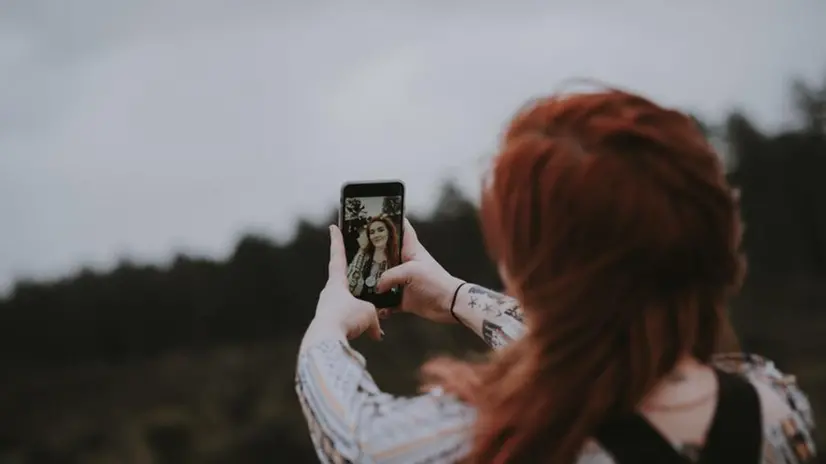 Una ragazza si fa un selfie - © www.giornaledibrescia.it