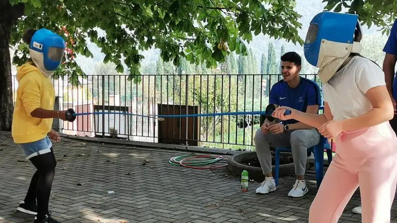 Andrea Cassarà visiona due piccoli appassionati - © www.giornaledibrescia.it