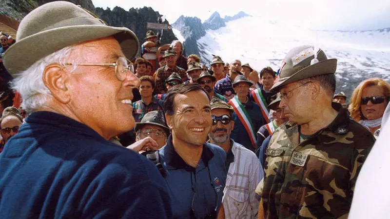 Frattini con gli Alpini durante il Pellegrinaggio sull'Adamello nel 2001