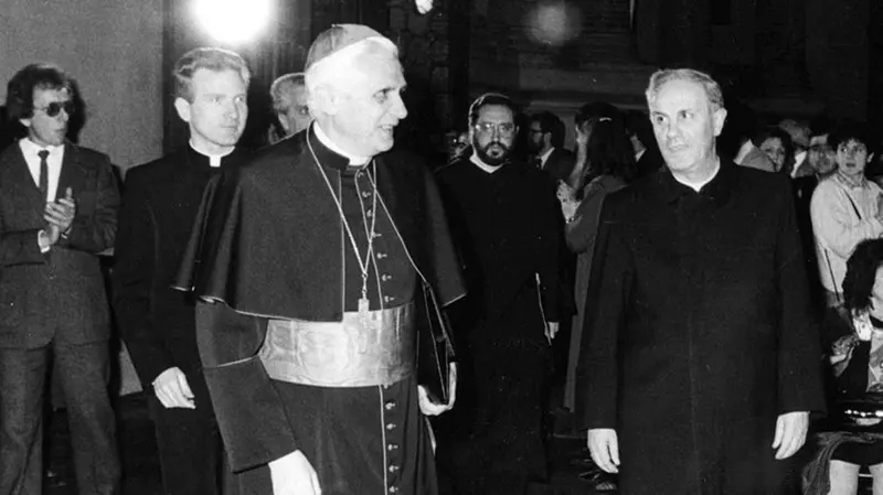 L'allora cardinale Joseph Ratzinger in Loggia con il vescovo di Brescia Foresti nel 1986 - © www.giornaledibrescia.it