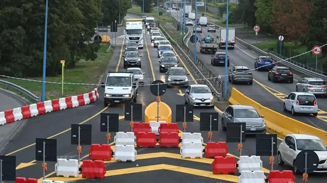 Tangenziale Ovest: il tratto di bretelle realizzate per evitare il transito sotto la porzione danneggiata del viadotto di via Volturno - © www.giornaledibrescia.it