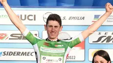 Andrea Garosio sul podio della Coppi-Bartali con la maglia verde del miglior scalatore - © www.giornaledibrescia.it
