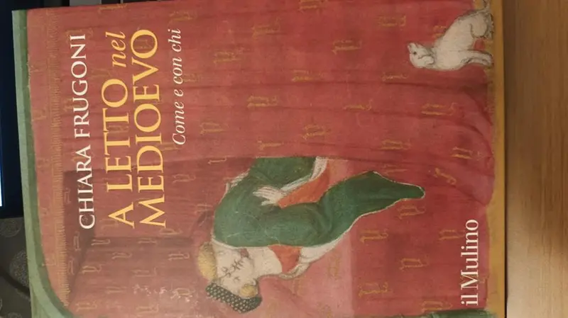 La copertina di A letto nel Medioevo