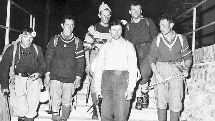 Franco Solina (l’ultimo a destra in alto) dopo l’ascesa alla Nord dell’Eiger nel 1962 - © www.giornaledibrescia.it