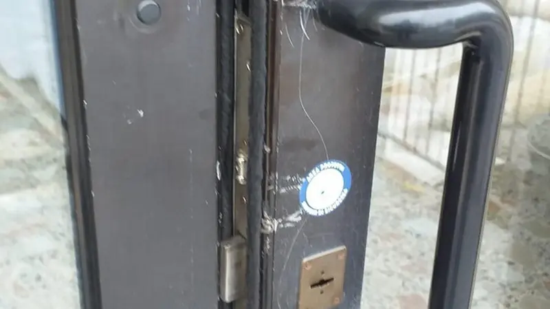 Una delle due serrature forzate per entrare all’oratorio - © www.giornaledibrescia.it