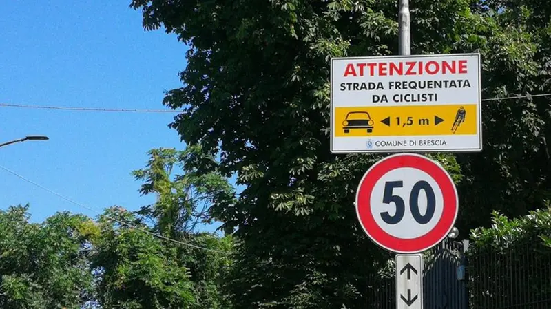 In Maddalena uno dei cartelli che invitano i conducenti a rispettare il metro e mezzo di distanza laterale dai ciclisti - © www.giornaledibrescia.it