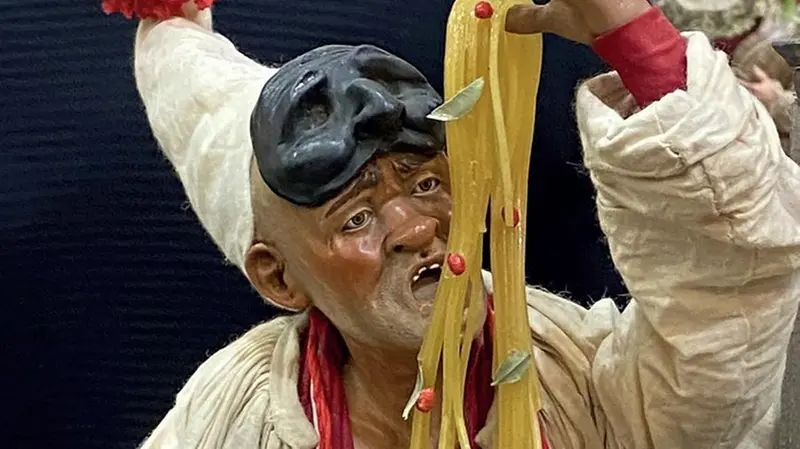 Pulcinella mangiamaccheroni - Foto Marino Niola