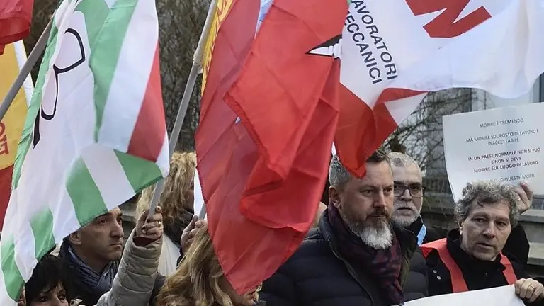 Una manifestazione dei sindacati - © www.giornaledibrescia.it