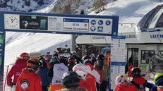 Un migliaio di sciatori sulla prima pista aperta al Tonale - © www.giornaledibrescia.it