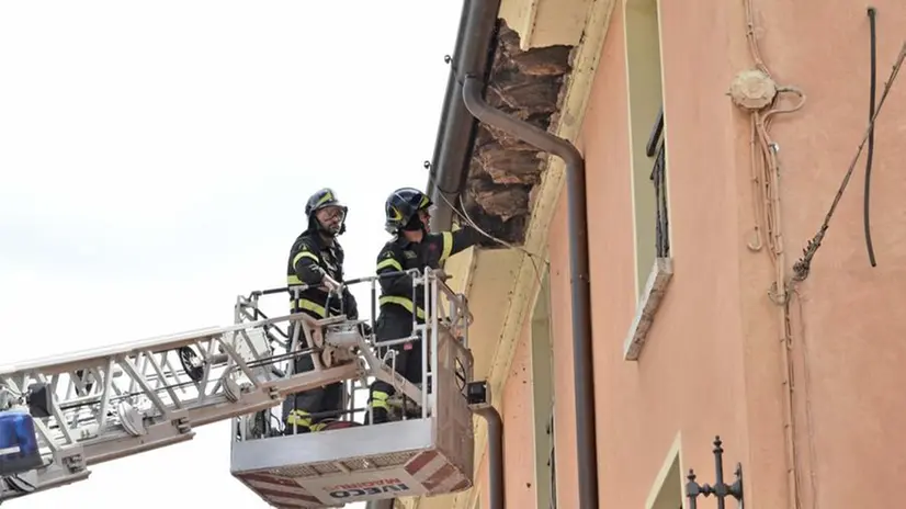 Vigili del fuoco nel cestello di un'autoscala - © www.giornaledibrescia.it