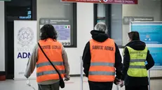 Personale sanitario in uno degli aeroporti italiani per i controlli riservati ai passeggeri provenienti dalla Cina - Foto Ansa © www.giornaledibrescia.it