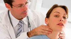 Una visita per il controllo della tiroide (archivio) -  © www.giornaledibrescia.it