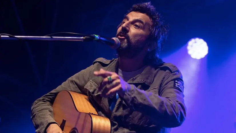 Omar Pedrini sul palco - © www.giornaledibrescia.it