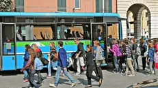 Studenti scendono da un bus