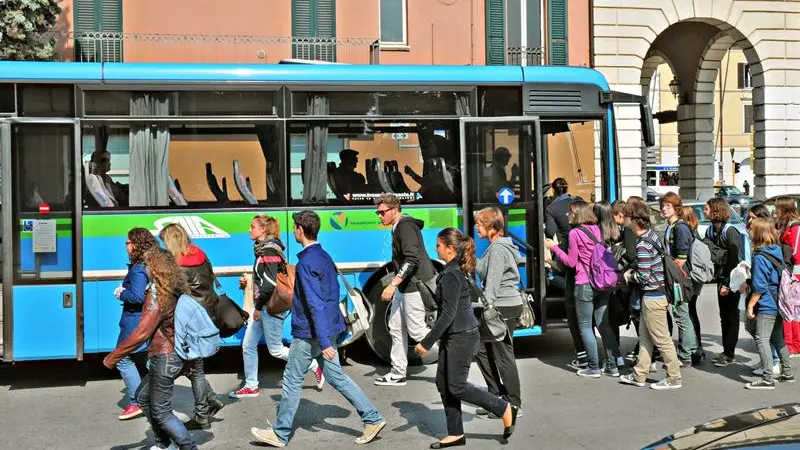 Studenti scendono da un bus