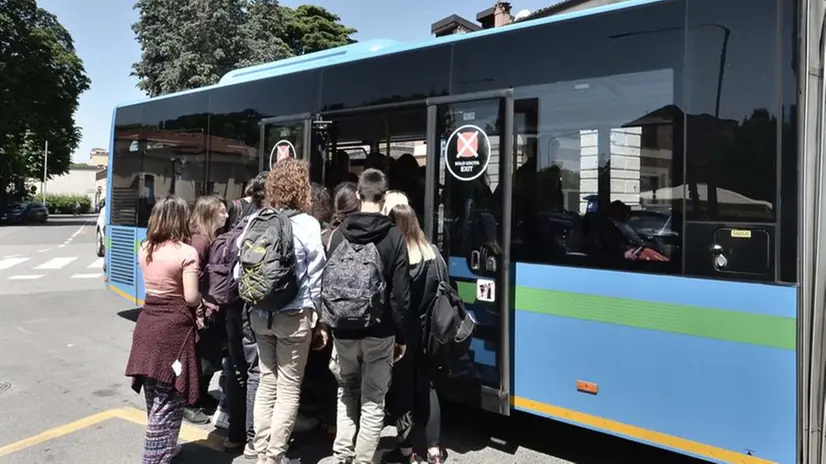 Alcuni studenti mentre salgono su un pullman Arriva - © www.giornaledibrescia.it