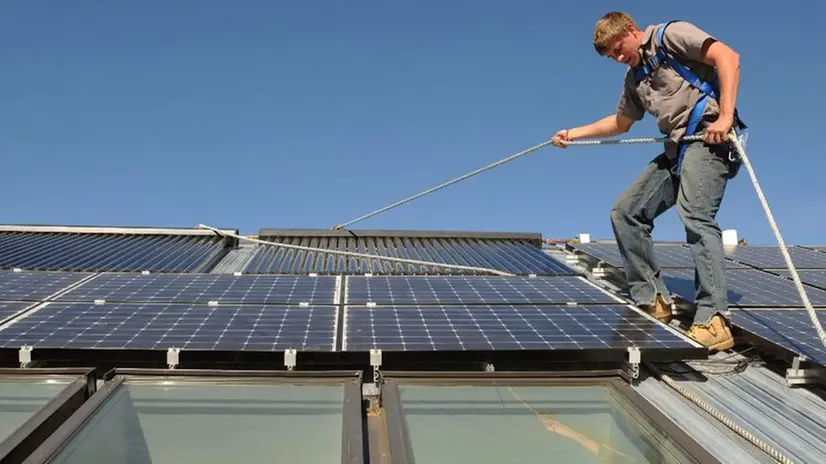 Un operatore al lavoro su pannelli fotovoltaici - © www.giornaledibrescia.it