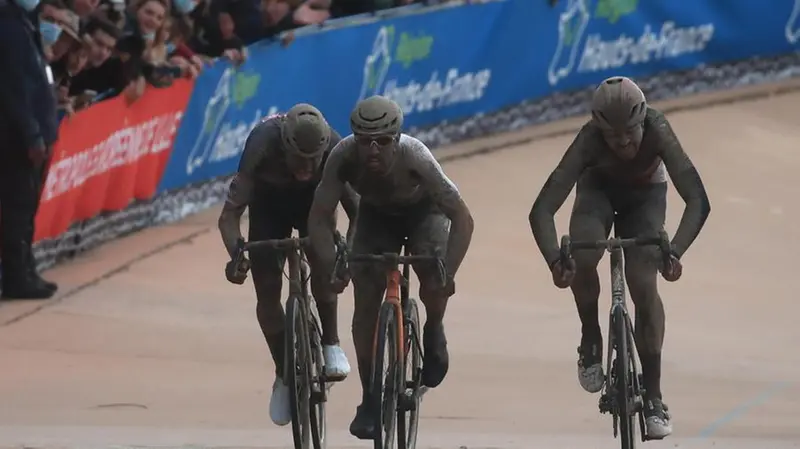 Scatto finale avvolti nel fango: ultimi metri della Parigi-Roubaix con Colbrelli in testa - Foto Epa © www.giornaledibrescia.it