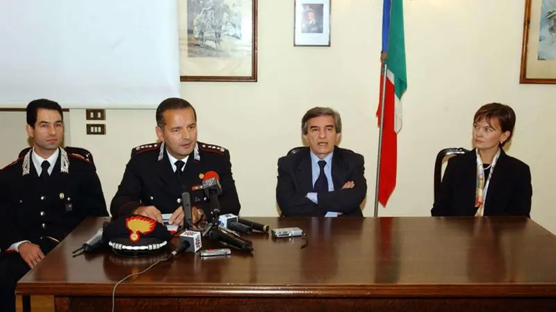 La conferenza stampa degli inquirenti a ottobre 2002 - © www.giornaledibrescia.it