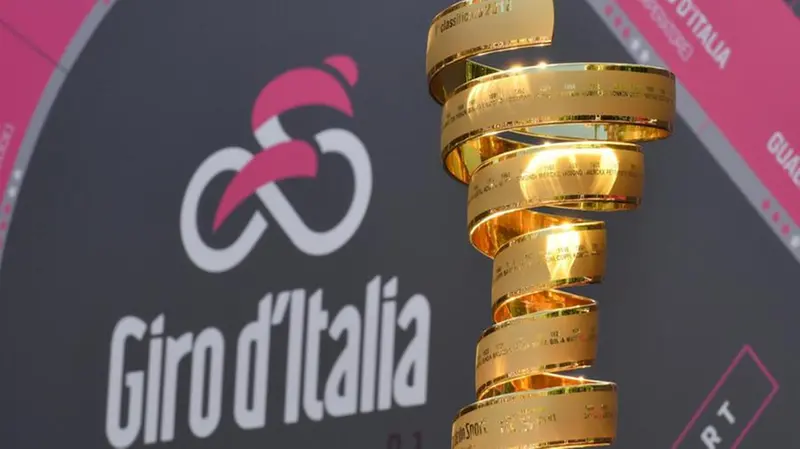 Il trofeo del Giro d'Italia - Foto Ansa/Daniel Del Zennaro © www.giornaledibrescia.it
