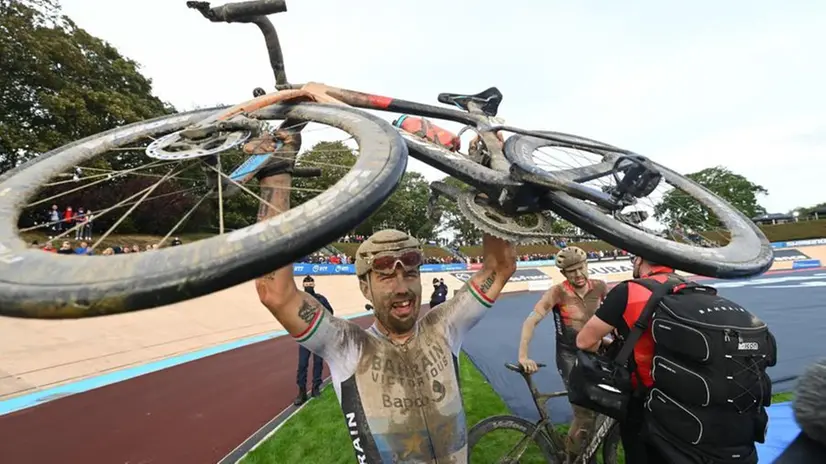 Sonny Colbrelli solleva al cielo la sua bici dopo la vittoria nella Parigi-Roubaix - Foto Epa © www.giornaledibrescia.it