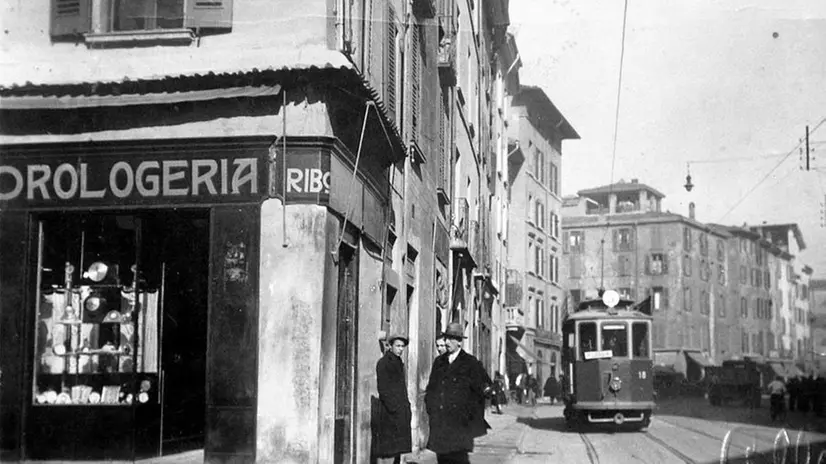 L'Orologeria Ribola in via San Faustino in una foto d'epoca