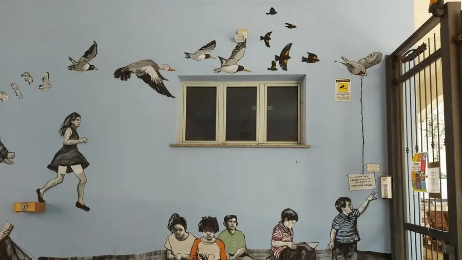 Il muro colorato all'ingresso della biblioteca sociale Porto delle Culture in via Milano - Foto © www.giornaledibrescia.it